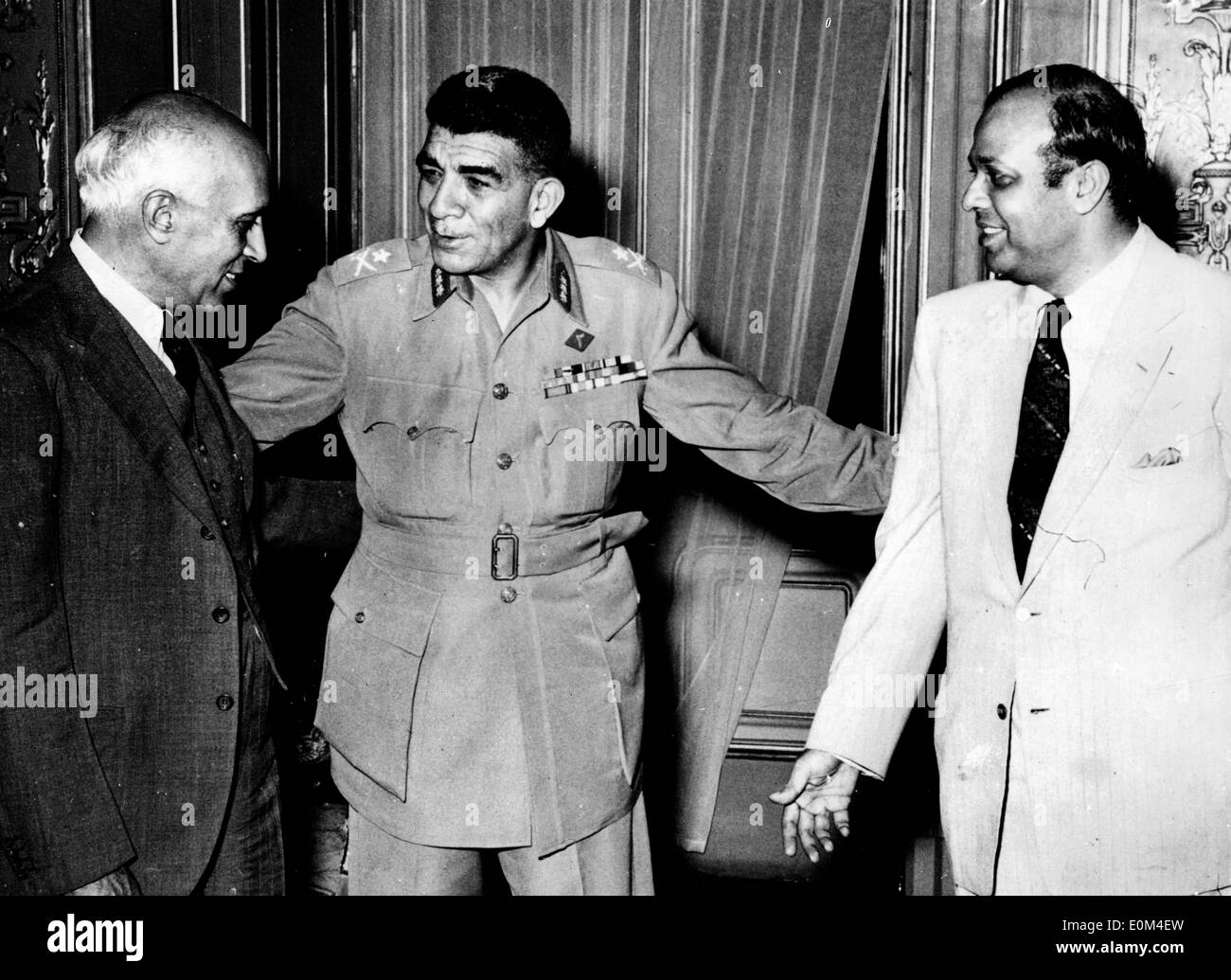 El presidente Mohammed Naguib con Jawaharlal Nehru Foto de stock