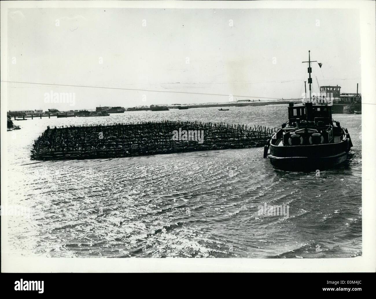 Jul 07, 1953 - donde usan colchones para detener el mar. Un ejército de  voluntarios están trabajando ceasingly, entrando en el trabajo de cerrar  una brecha en los muros del mar destrozado