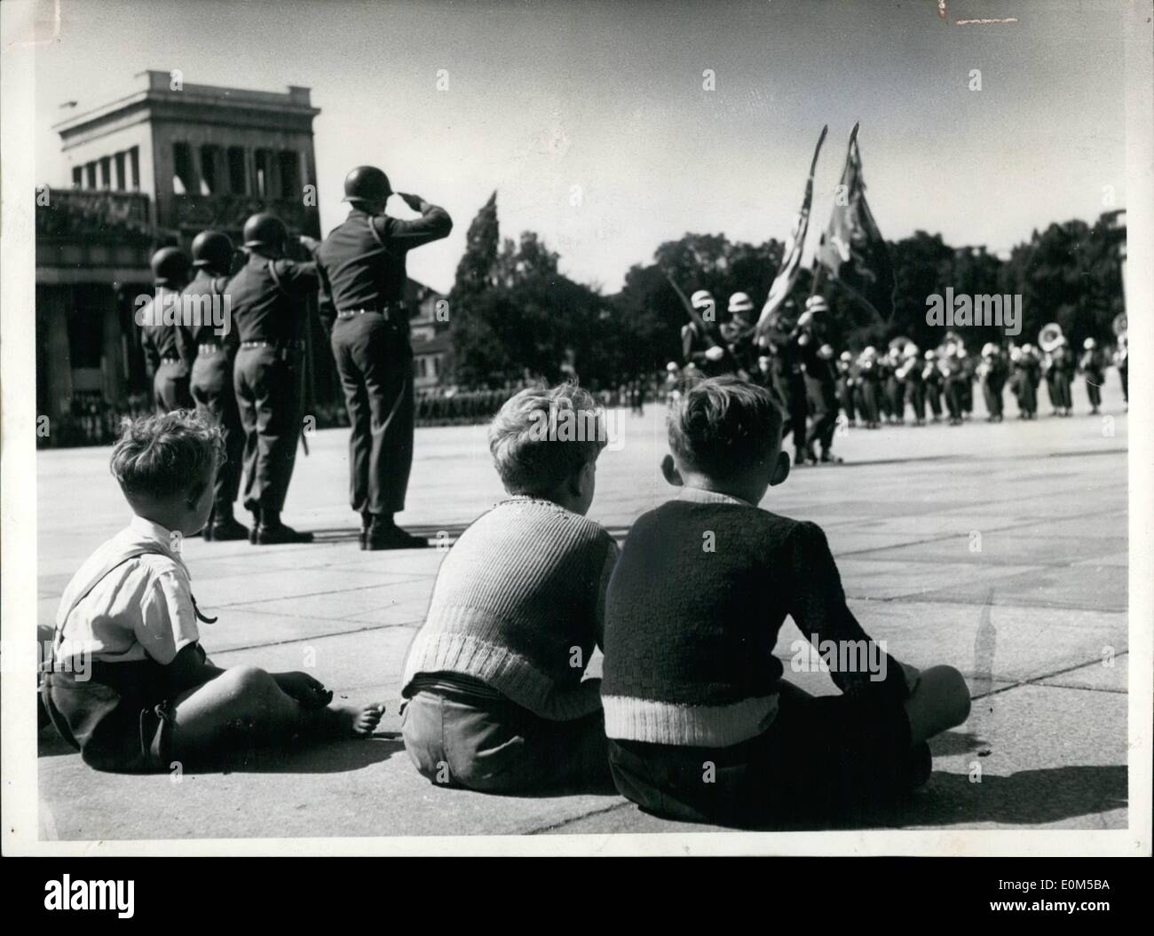 Agosto 08, 1953 - Las unidades de la 172. El Regimiento de Infantería estadounidense celebró un desfile en Munich Koniglicher Platz (King's Place) para Foto de stock