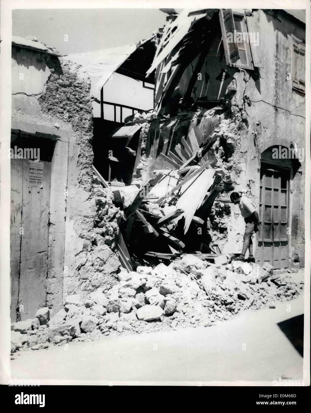 Septiembre 09, 1953 - 44 mueren 135 aldeas hit en Chipre terremotos casa dañada en Paphos.: 44 personas perdieron sus vidas y ciento treinta y cinco aldeas sufrieron daños durante el terremoto que afectó a Chipre. Los sobrevivientes dijeron que el Quake fue el valor de la historia de Chipre. Como con el terremoto de Grecia - La Marina Británica acudió en ayuda de las poblaciones afectadas. La foto muestra una casa en toda una fila de casas está dañado. Uno de los extraños efectos del terremoto en Paphos, Chipre. Foto de stock