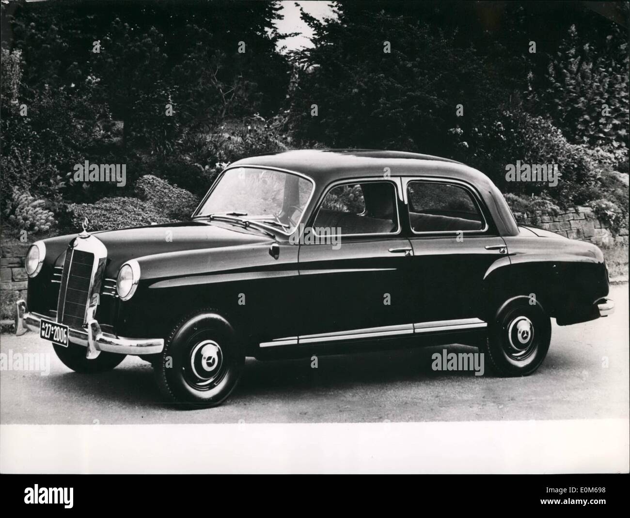 Septiembre 09, 1953 - Nuevo Mercedes Benz - Tipo 180. En la foto se ve que  siguen existiendo el típico y tradicional de Mercedes Benz - formas del  radiador y de la