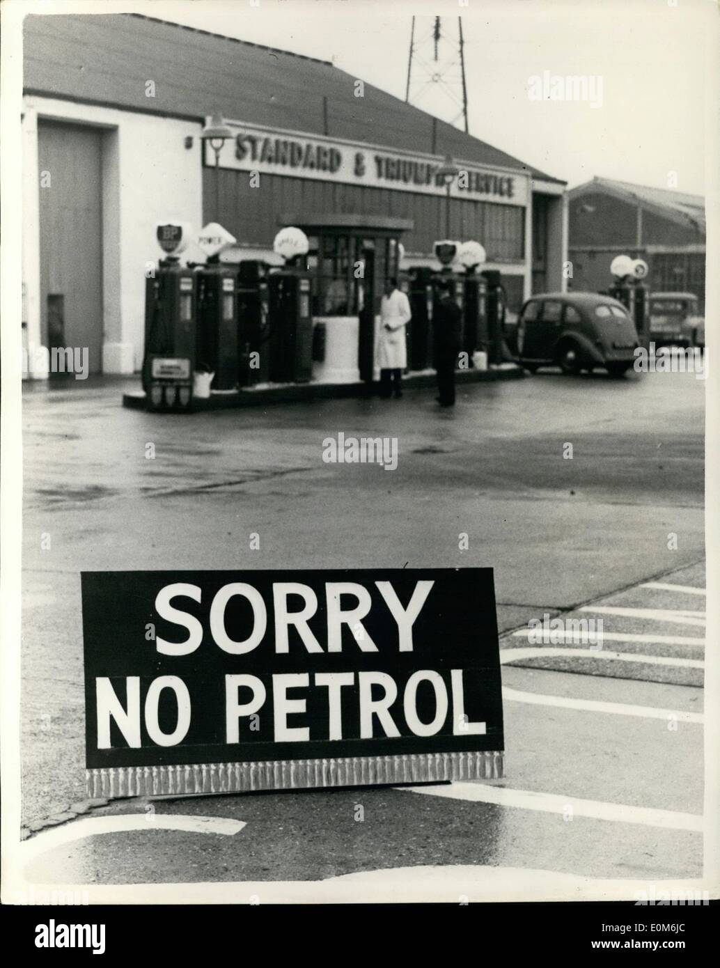 El 10 de octubre, 1953 - Gasolina huelga amenaza con frenar Londres: Vaciar los tanques de gasolina y austeridad raciones de carne cara Londres y los condados en casa este fin de semana como resultado de dos huelgas. Londres, para todos los propósitos prácticos es sin suministros de gasolina hoy, dijo un funcionario de A.A. temprano esta mañana. Servicios de transporte y entrega de alimentos se detendrá en los próximos días, a menos que la huelga no oficial de 6.000 conductores petrolero termina. Esta foto muestra la ''No'' de gasolina en un signo Woodford garaje puede ser visto en muchos garajes alrededor de Londres esta mañana. Foto de stock