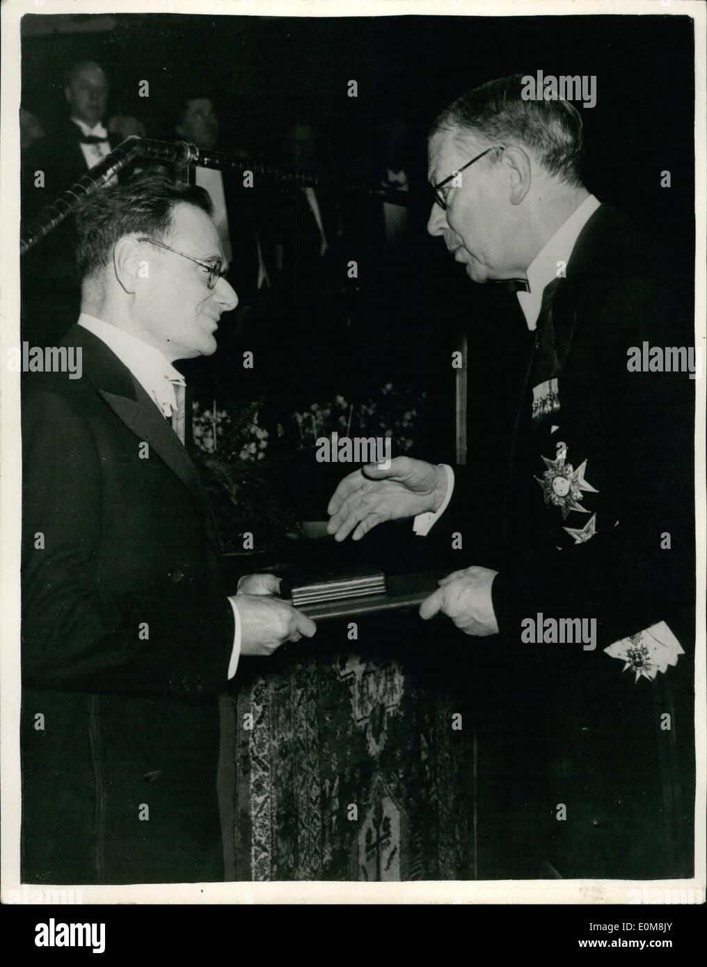 Diciembre 12, 1953 - Premio Nobel presentaciones en Estocolmo. La foto muestra el Profesor Krebs Mano de Sheffield recibe su Premio Nobel del Rey Gustav Adolph durante la ceremonia en el Concert Hall de Estocolmo. Foto de stock