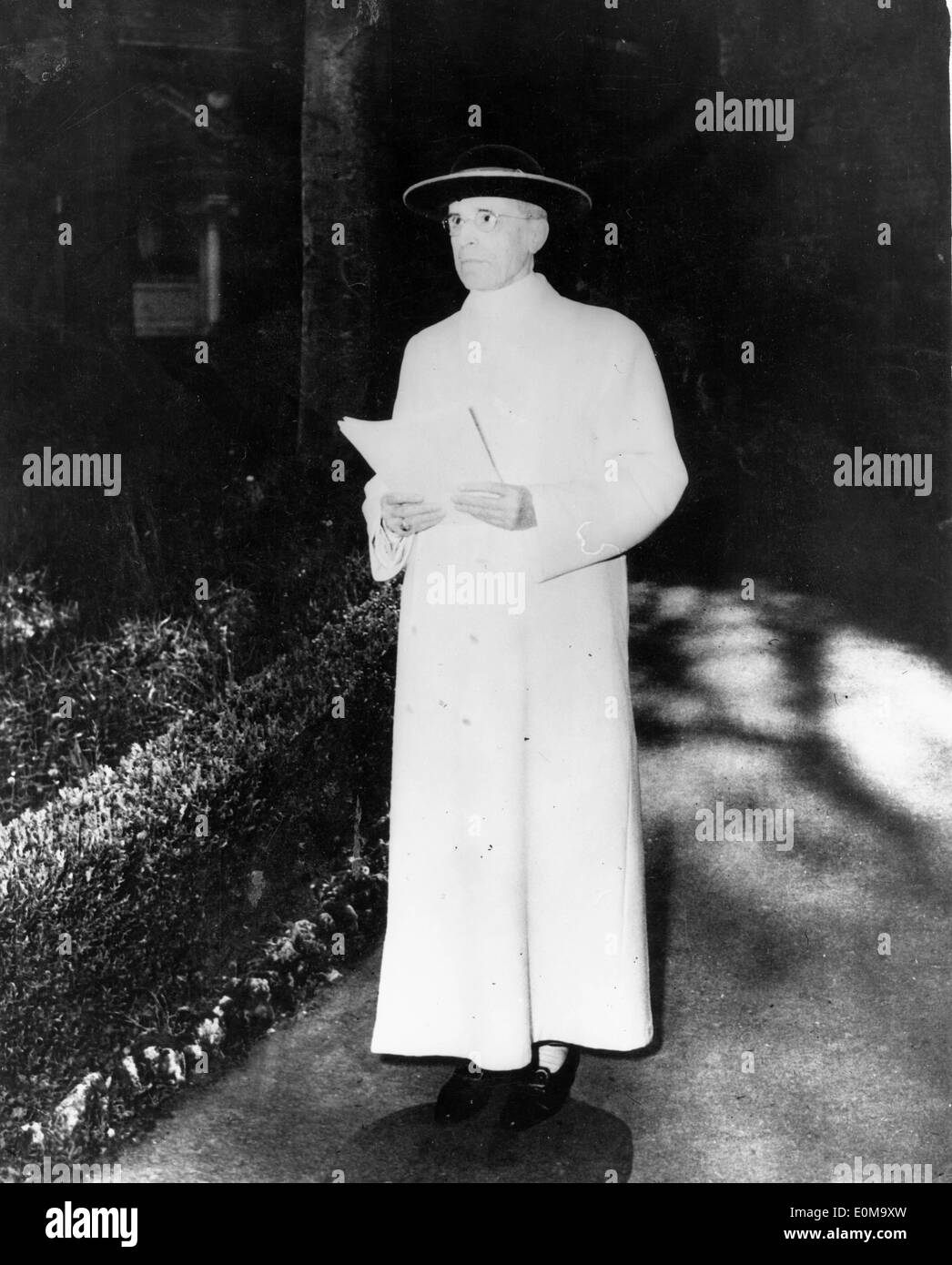 El Papa Pío XII en los jardines vaticanos permanente Foto de stock