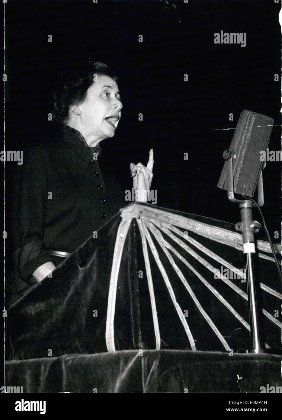 Marzo 12, 1954 - ella está en una conferencia radical en la Sala Wagram de París. Foto de stock