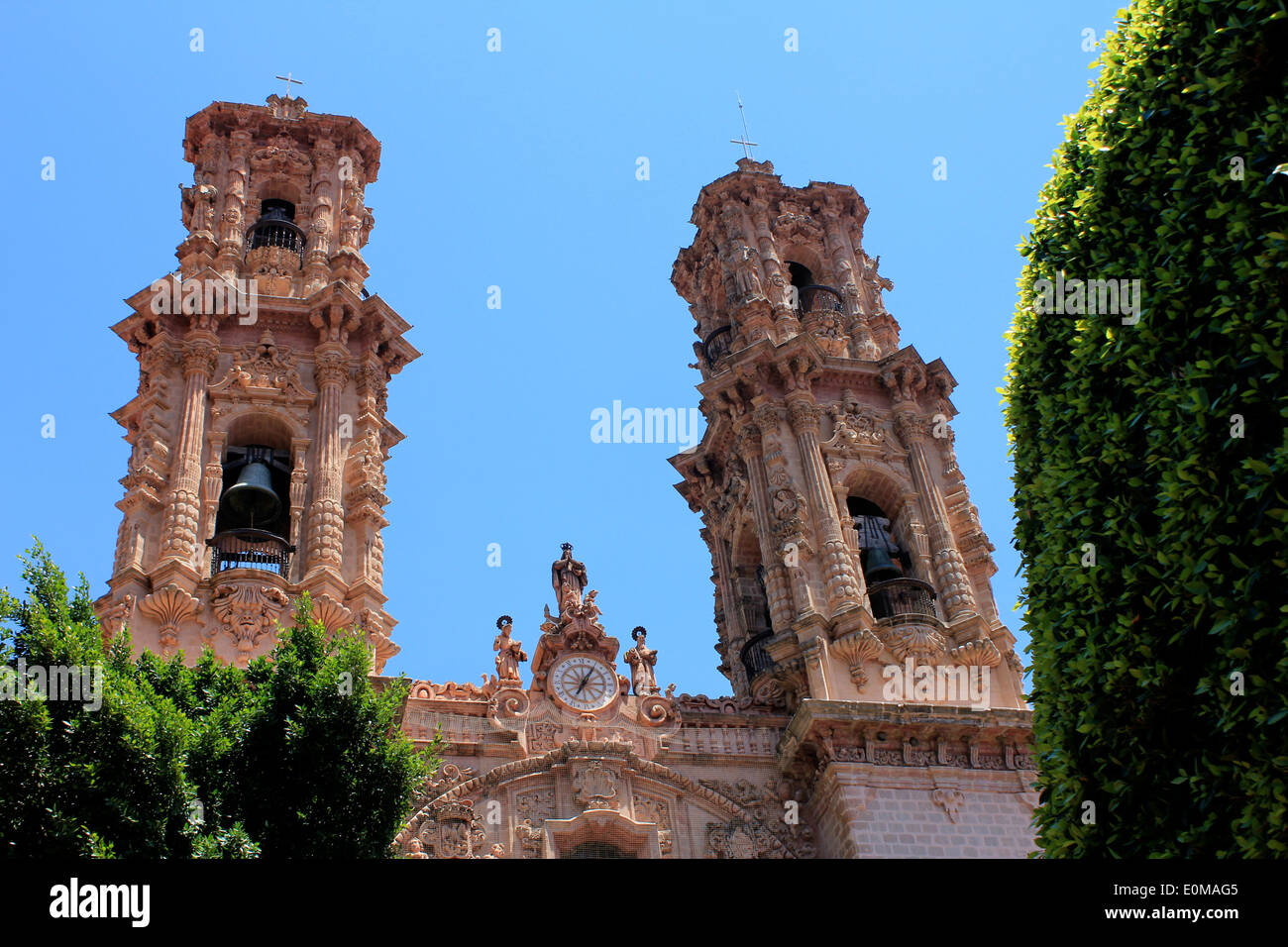 La rosa torres-campanario barroco de la iglesia de Santa Prisca en Taxco, Guerrero, México Foto de stock