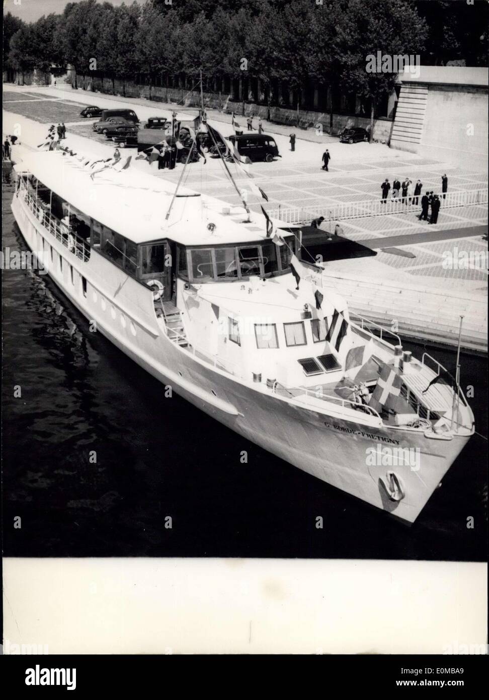 Jul 15, 1954 - Lanzamiento de distinguidos invitados: el nuevo lanzamiento de la ciudad de París ''G.-Borde-Fretigny'' especialmente construida para cruceros por el Sena. Foto de stock