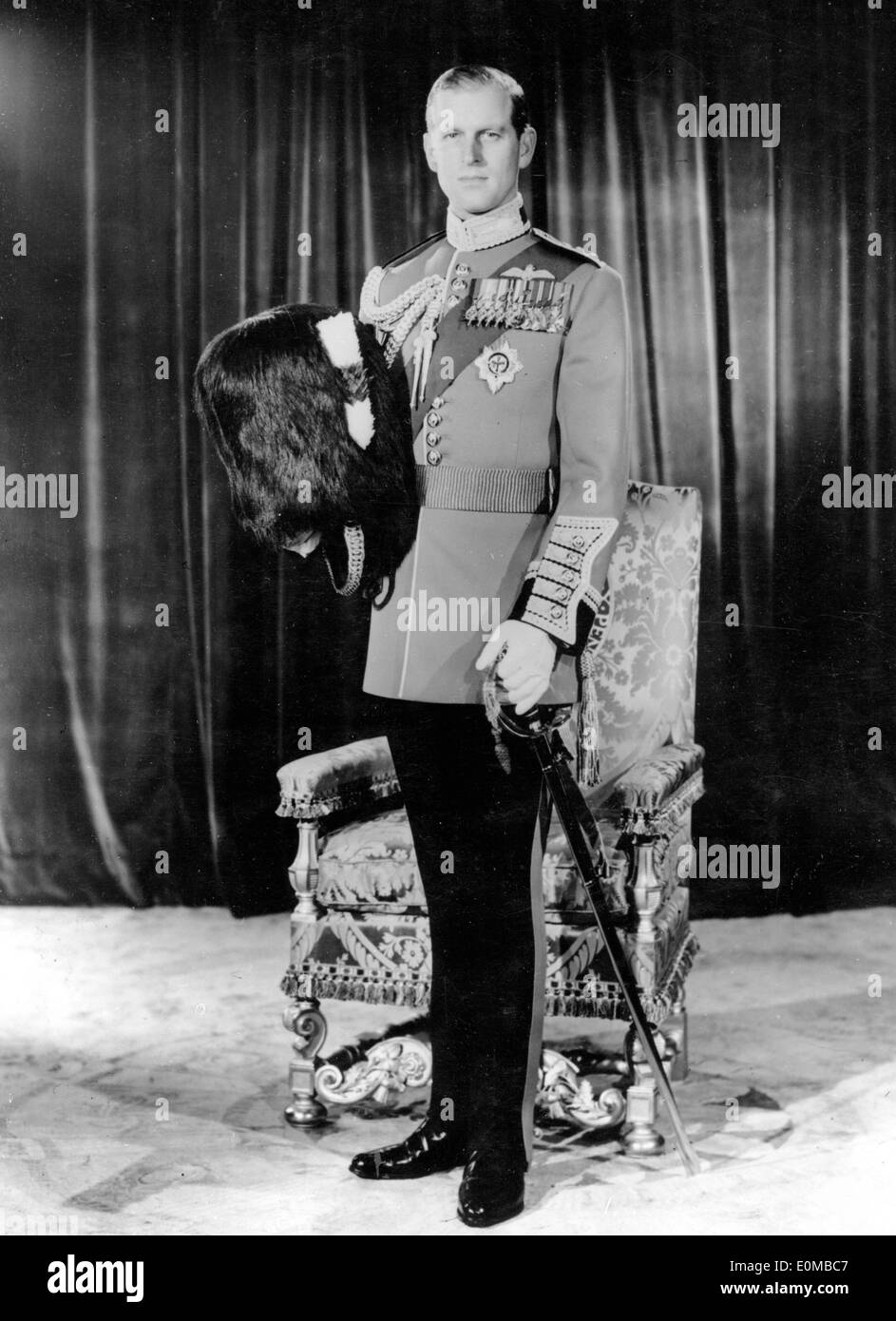 El príncipe Felipe en uniformes de guardias galeses Foto de stock