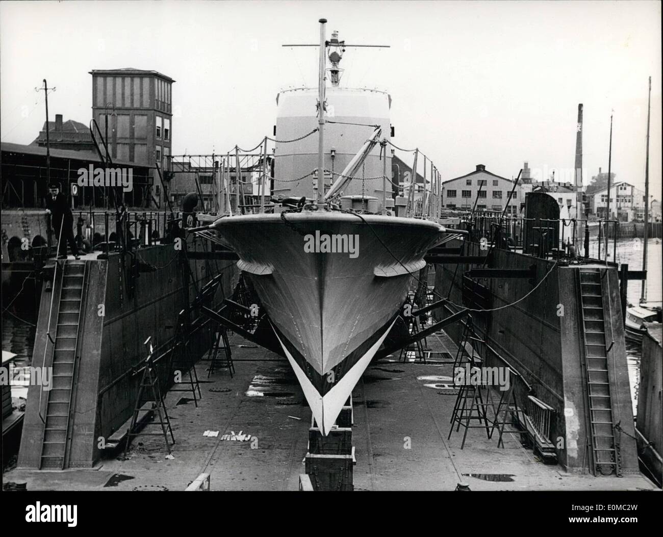 Jun 06, 1954 - El crucero modernista para salvar los náufragos Bremen-Haversack fue lanzado en Alemania. Es el mejor crucero de este tipo jamás construido en todo el mundo. Sobre la base de las últimas experiencias realizadas con el crucero construido antes. Foto de stock