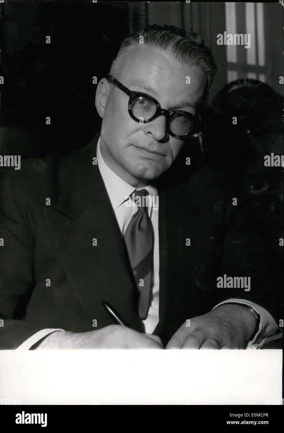 Septiembre 07, 1954 - Andre Monteil, quien fue secretario del Ejército y de la Marina, ha sido nombrado Ministro de Salud Pública como consecuencia de los últimos cambios en la administración Mendes-France. Foto de stock