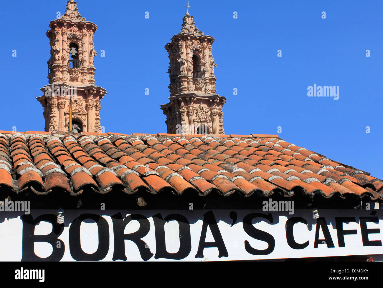 La campana de la torre de la Iglesia de Santa Prisca detrás de Borda's Café, en Taxco, Guerrero, México Foto de stock