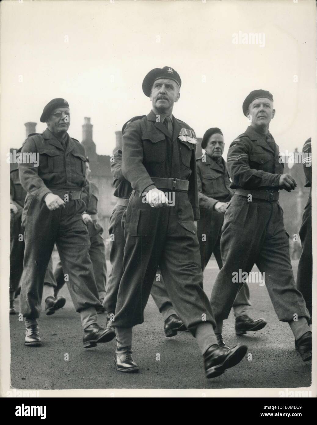 Enero 30, 1955 - El ejército va a tiempo parcial en un desfile. ''Ojos de derecho privado" Sir Arthur: hombres y mujeres tiempo libre de soldados de la Guardia de Surrey casi 900 fuerte pasó a desfilar en Kingston esta mañana. Eran inspeccionados por el teniente. Gen. Sir Francis Festing G.O.C. en C. Mando Oriental, incluido en el ''Otros rangos'' que sirven en la Guardia privada Lieut. Gen. Sir Arthur Dowler (Ret'd). Él es de 59 ex Jefe de Gabinete del Vizconde Montgomery en Alemania. Director de la Oficina de guerra, infantería y GOC África Oriental Foto de stock