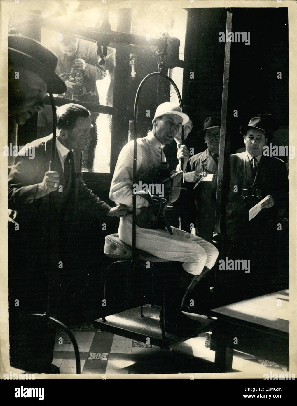 Abril 04, 1955 - El capitán Peter Townsend, entra en una carrera - y gana. Weighing-In: Grupo capitán Peter Townsend ayer tomó parte en una carrera de caballos en Maisons-Laffitte, cerca de París, y ganó en ''Nimrod''. La foto muestra el Capitán Townsend es ''pesado'' para la carrera. Foto de stock