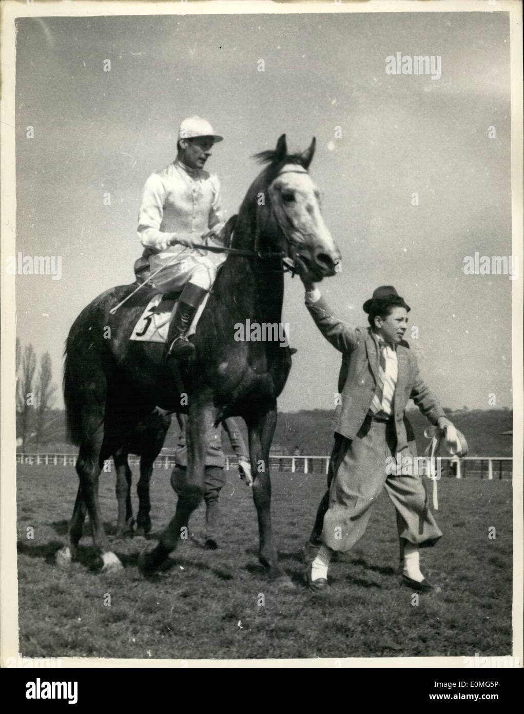 Abril 04, 1955 - El Capitán Townsend va para una carrera y gana: Grupo capitán Peter Townsend ayer tomó parte en una carrera de caballos Foto de stock