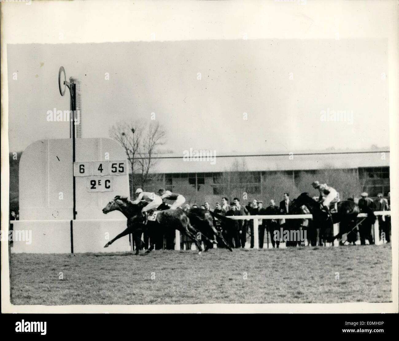 Abril 04, 1955 - El Capitán Townsend va/en una carrera - y gana de pasar el Post: Grupo capitán Peter Townsend ayer tomó parte en una carrera de caballos en Maisons-Laffitte, cerca de París y ganó en ''Nimrod''. La foto muestra el acabado de la raza como Peter Townsend, pasa el post sobre ''Nimrod" para ganar la carrera del caballero en Maisons-Laffitte. Foto de stock
