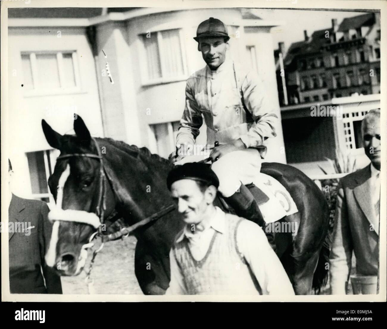 Agosto 08, 1955 - Grupo Capitán Townsend gana la carrera de caballos en Ostende: el Prix de Cyrano carrera de caballos en Oostende, Bélgica, hoy, fue ganado por el Grupo capitán Peter Townsend, en ''Kwenda''. La foto muestra el grupo Capitán Townsend visto ser conducido en después de ganar la carrera de hoy en Ostende, en ''Kwenda' Foto de stock
