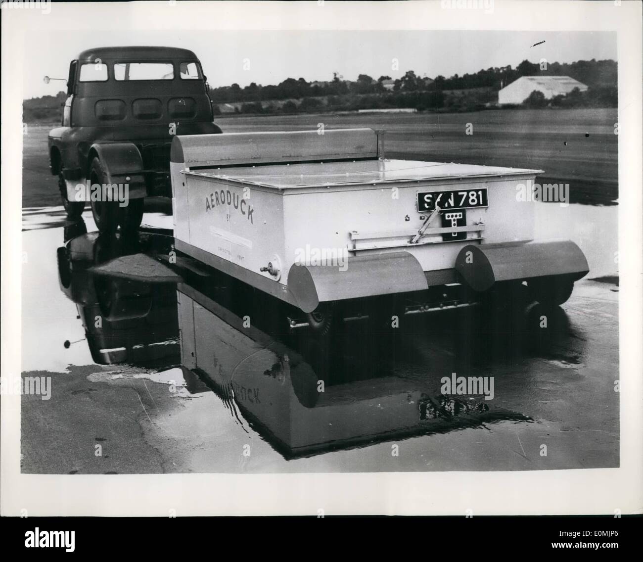 Septiembre 09, 1955 - ''pistas'' del papel secante: piscinas de agua en una zona de pista peligro para aviones de alta velocidad. Frank Elve, un ingeniero de Londres, ha inventado un ''secante'' de ellos. Conocido como el ''Aeroduck'', se pueden sacar hasta 400 galones de agua en minutos. Fabricantes: Comex - Fraser Tuson Ltd., 68 Victoria Street, Londres. S.W. L, Inglaterra. La foto muestra el ''Aeroduck'' en el trabajo sobre una pista inundada de aeródromo de Weybridge, Surrey, Inglaterra. Foto de stock