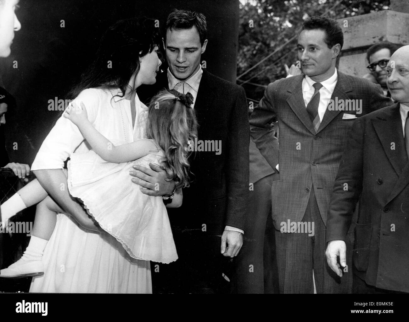 El actor Marlon Brando hablando con sus amigos Foto de stock