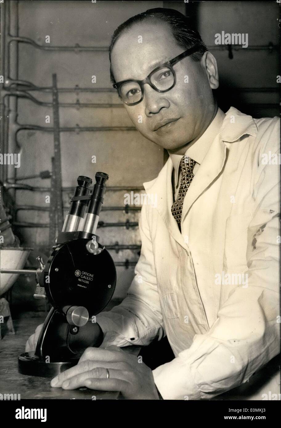 Nov 11, 1955 - El biólogo vietnamita premio otorgado por la Academia de Ciencias de Munich.: ha sido galardonada con el premio Faynot Barie para su trabajo de investigación en pshysiotherapy y tubecular cancr. El laureado en su laboratorio en el instituto radium de París. Foto de stock