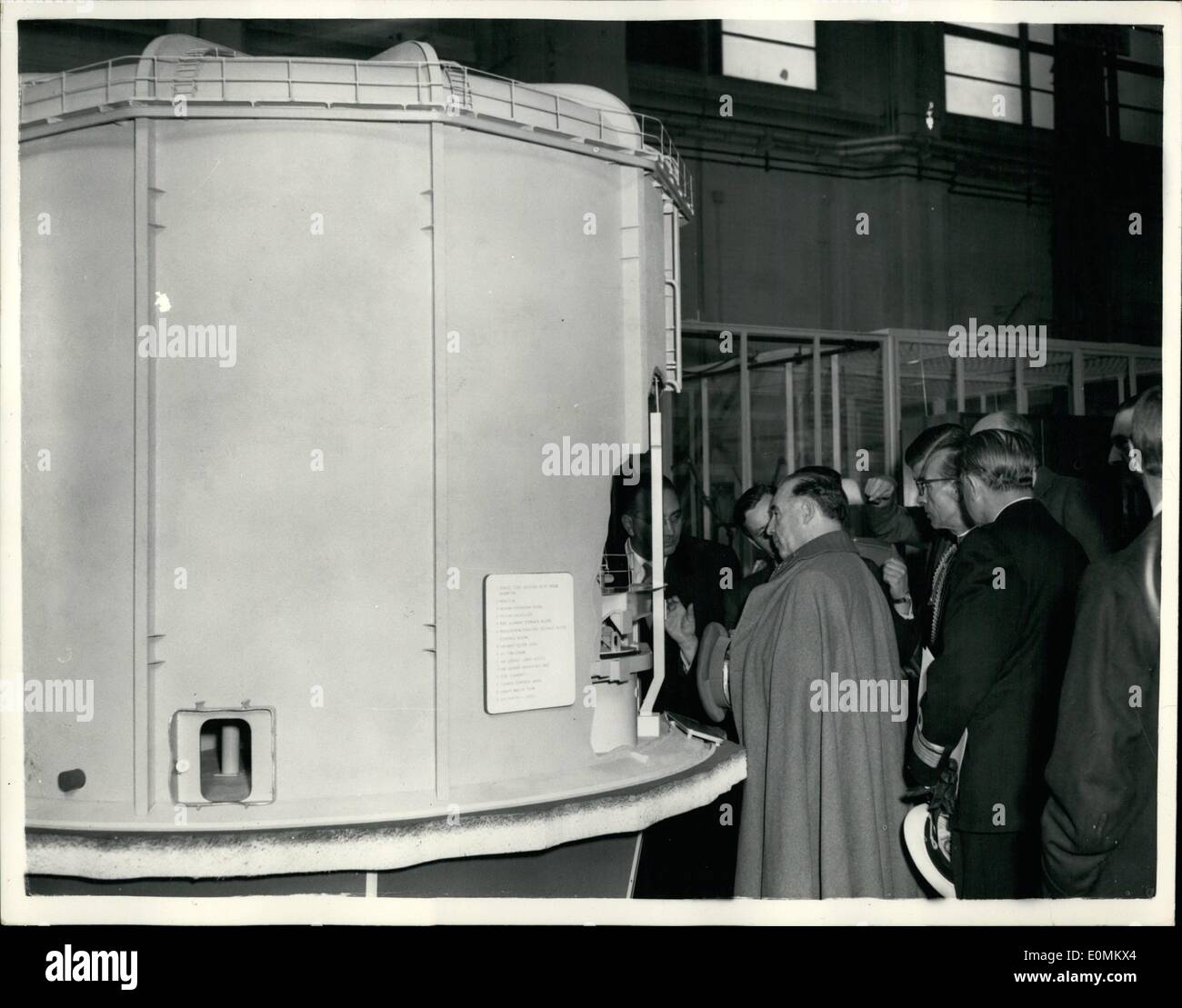 El 10 de octubre, 1955 - Fotografía oficial británico. Crow Copyright reservados. Emitido por la Oficina Central de Información.: el Presidente de Portugal visita el establecimiento de Investigación de Energía Atómica en Harwell.el General Craveiro Lopes, presidente de Portugal, ha visitado hoy el Centro de Investigación de Energía Atómica en Harwells. La foto muestra el General Craveiro Lopes, el Presidente de Portugal visto como modelo del nuevo reactor de agua pesada - (en construcción en Harwell) - Durante su visita de hoy. Foto de stock