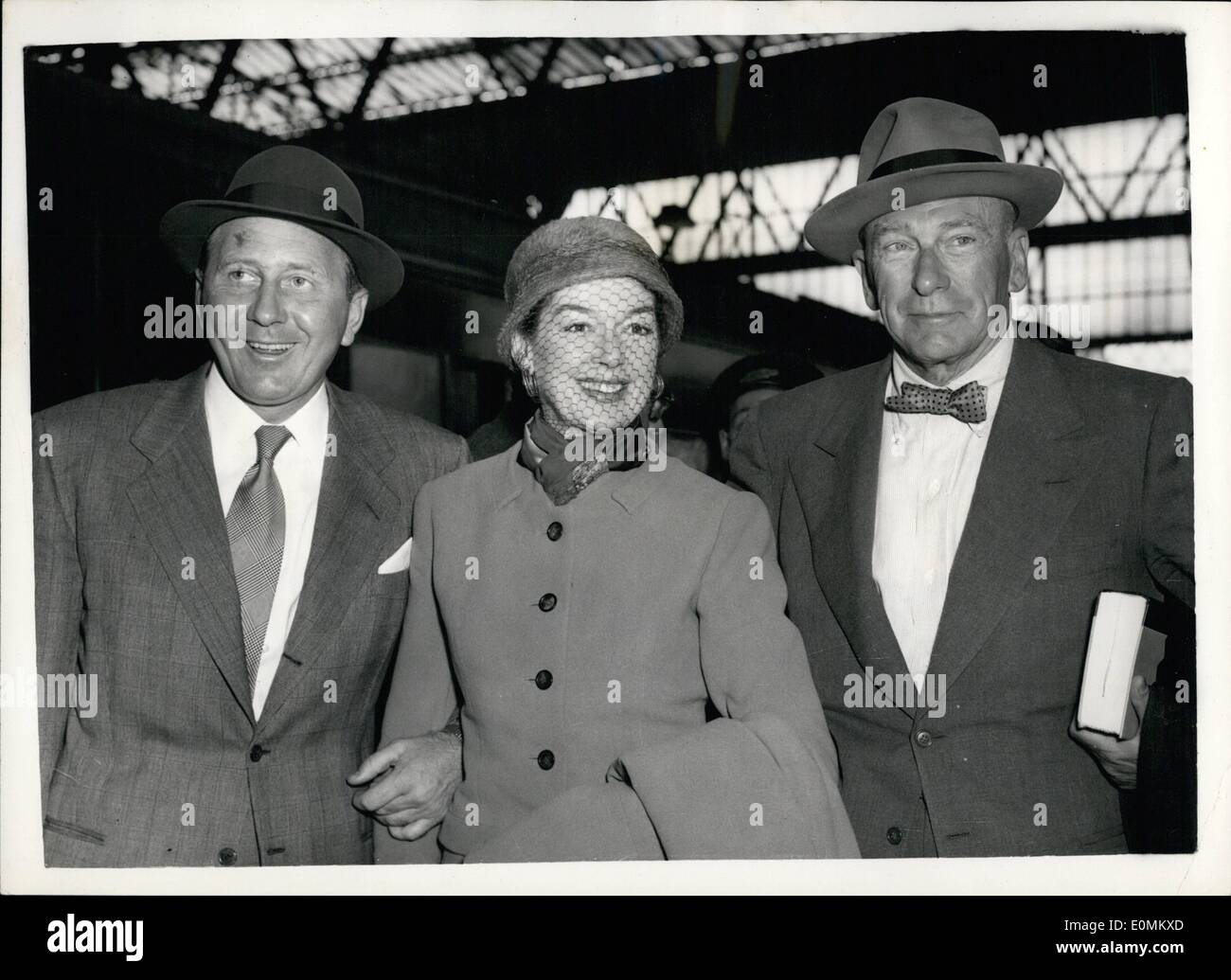 El 10 de octubre, 1955 - Rosalind Russell y su marido llega: estrella de cine popular Rosalind Russell llegaron a Waterloo esta mañana en el Foto de stock