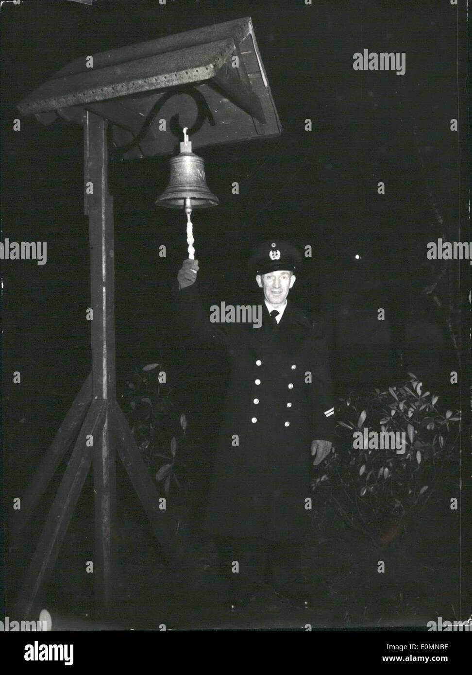 Enero 01, 1956 - El boatswain's mate aquí suena la campana del buque para indicar la hora. Él está en servicio en la Marina company en Wilhelmshaven. Es de 8:00am, poco antes del desfile del pabellón, que ocurre el lunes con el capitán Zenker en la asistencia al Ministerio de Defensa. Je Foto de stock