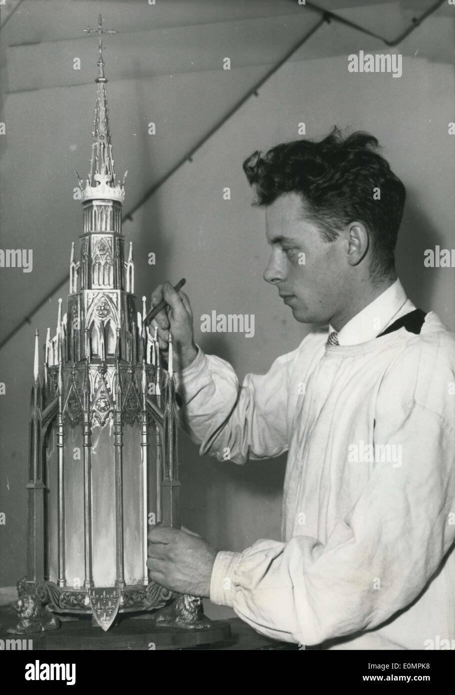 Abril 18, 1956: la obra maestra de oro y plata para contener reliquias de San Luis: una obra maestra de oro, plata y Vermilion finaliza ahora en el taller de un conocido París joyero y orfebre. Esta réplica en miniatura de la basílica de Saint Denis está destinado a contener las reliquias de San Luis, rey de Francia y se colocarán en la basílica de Saint Denis. La foto muestra un orfebre poniendo el toque final al santuario en miniatura. Foto de stock