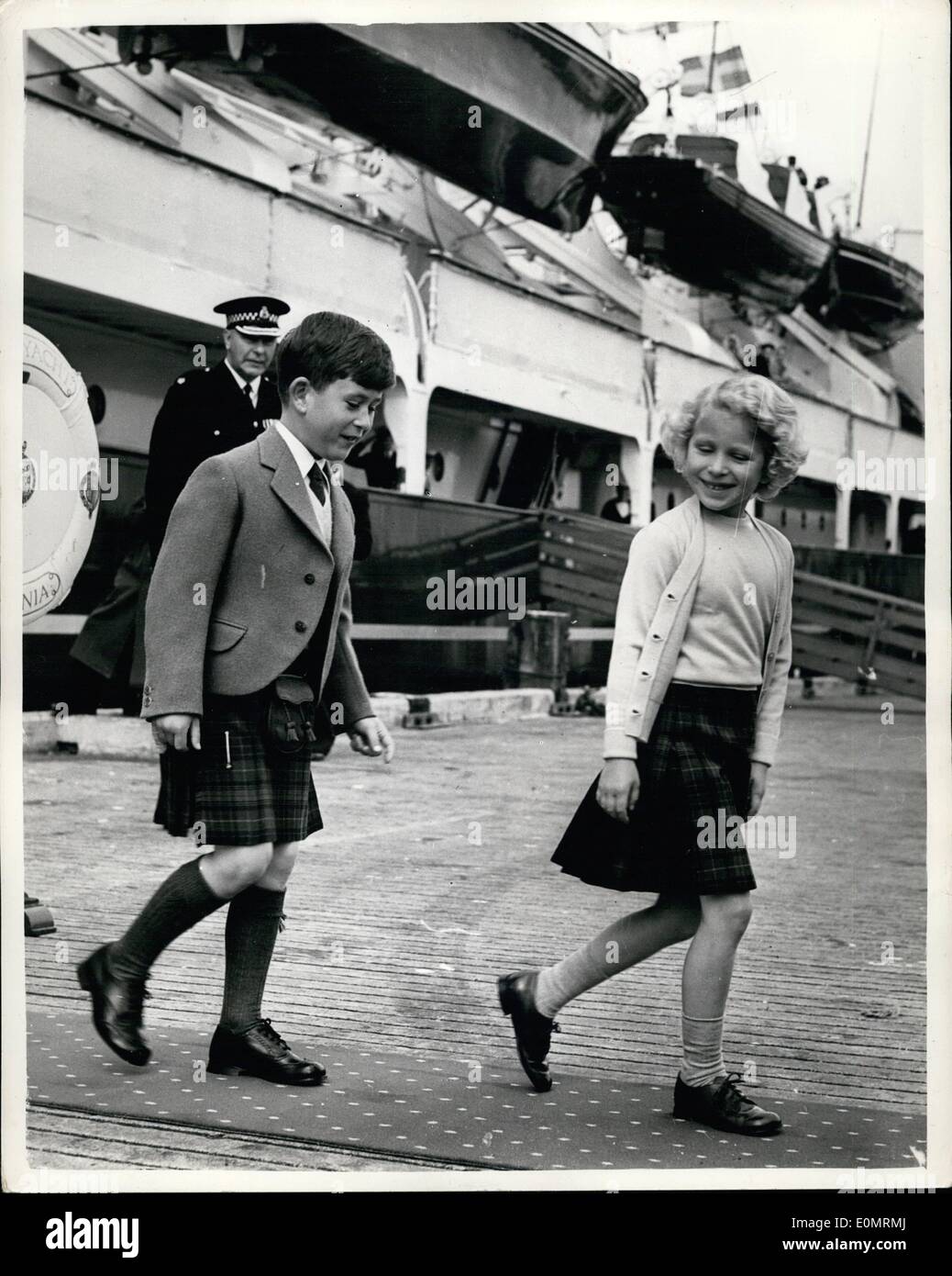 agosto-08-1956-el-royal-tour-de-las-islas-occidentales-los-ninos-visitas-el-faro-stornaway-foto-muestra-a-la-princesa-ana-vuelve-a-sonreir-en-el-prince-charles-como-dejaron-el-britannia-para-visitar-el-faro-de-stornaway-durante-la-excursion-a-las-islas-occidentales-e0mrmj.jpg