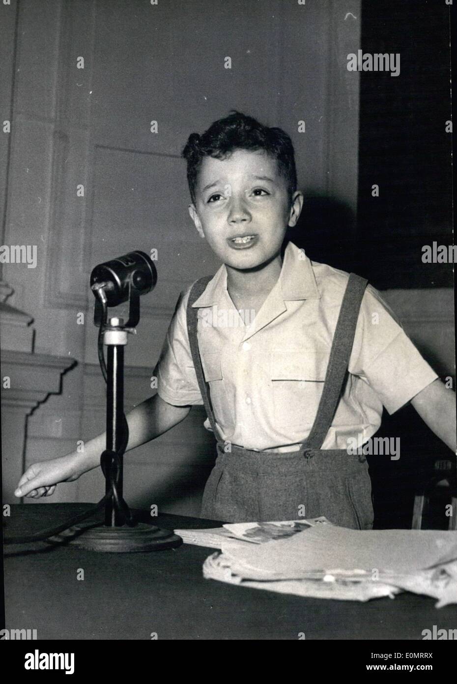 Jun 06, 1956 - Antiguo decenal conferenciante habla durante 2 horas - Asunto: Tour de France, de 10 años de edad escolar de París pronunció un discurso de 2 horas en el Tour de Francia, el famoso ciclista anual francesa. ''El chap poco sabe más sobre el tour a muchos una vieja timer'', dijo un periodista deportivo que asistieron a la conferencia en la Salle de geografía, París. OPS:- Pequeña Norman habla con la seguridad propia de un experimentado profesor. Foto de stock