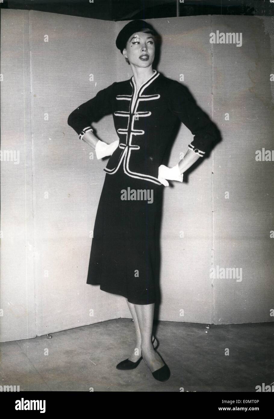Agosto 08, 1956 - Chanel desafía la haute couture fecha de publicación;  ''No hay fecha de lanzamiento para las fotos tomadas en Chanel dice dynamic Coco  Chanel, propietario de la famosa casa