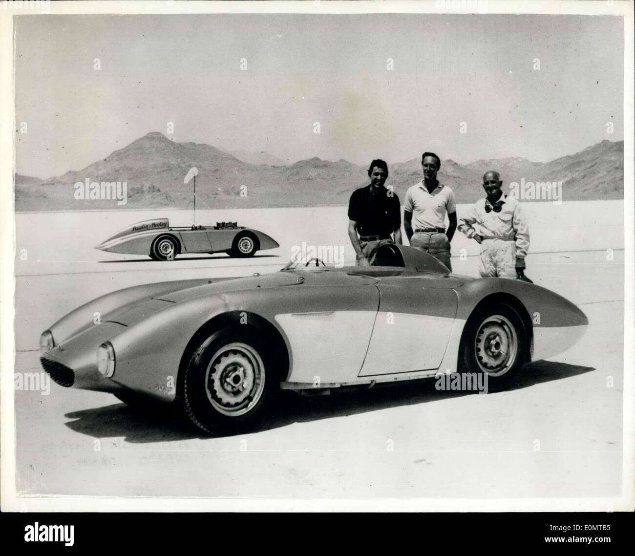 El 17 de agosto, 1956 - 16 años Austin-Healey rompe récords de velocidad en Bonneville Venta apartamentos lago. El Sr. Roy Jackson-Moore de Los Angeles al volante de este modificado recientemente internatinoal Austin-Healey cien rompió la clase 'D' y American Records en Bonneville Salt Flats, en Utah, EE.UU., el coche cubierto de 200 millas a 152.51 m.p.h y 500 kilómetros en 1940. El coche es básicamente un estándar Austin Healey cientos de chasis y carrocería, ligeramente modificado para adaptarlo a un monoplaza y mejorar optimizar características. El coche está equipado con frenos de disco Dunlop, disco de las ruedas y los neumáticos de alta velocidad Foto de stock