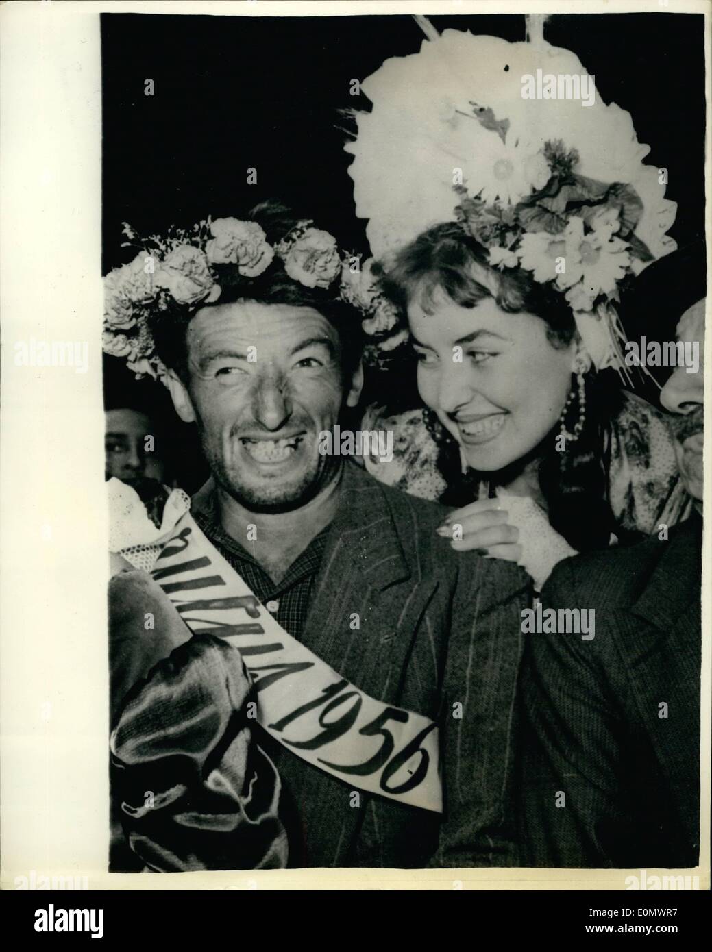 Jul 07, 1956 - gana el título de ''Mister feo 1956''... La ceremonia anual para seleccionar ''Mr. Feo"- fue celebrada recientemente LUSERNA SAN GIOVANNI - una pintoresca sección de Italia. La selección fue realizada por una bandada de la más bella de las muchachas locales - y el título fue ganado por un competidor muy feo. Muestra Fotográfica Keystone: Sr. feo 1956 - con uno de los locales jurado formado por adorables chicas conocido como Giacomette. Foto de stock