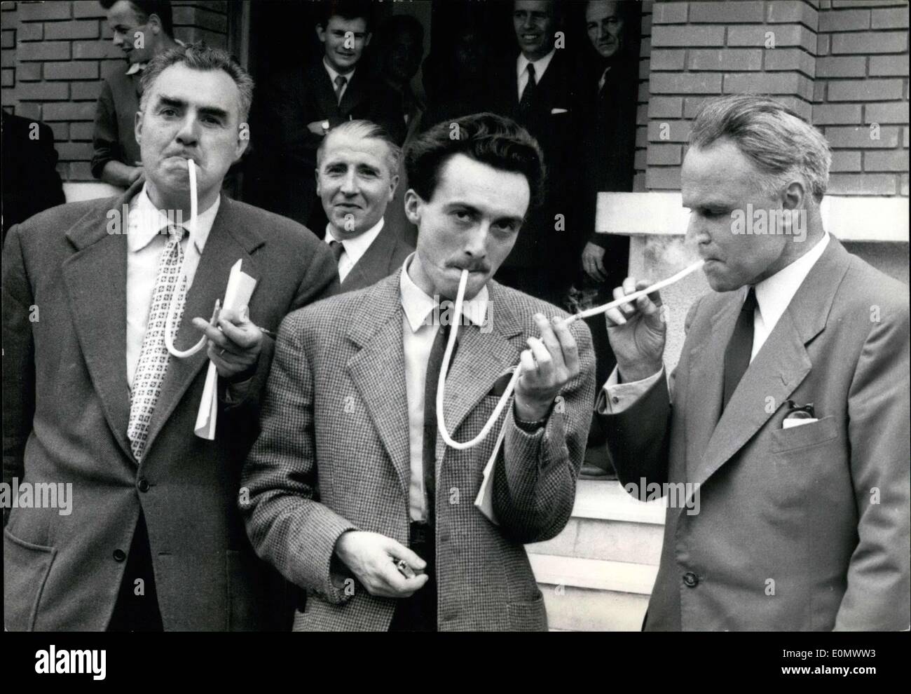 Jul 10, 1956 - están al frente del centro de experimentos e investigaciones técnicas sobre el tabaco, que se acaba de abrir en Aubrais, cerca de Orleans. Es la más moderna instalación de su tipo en Europa. Foto de stock