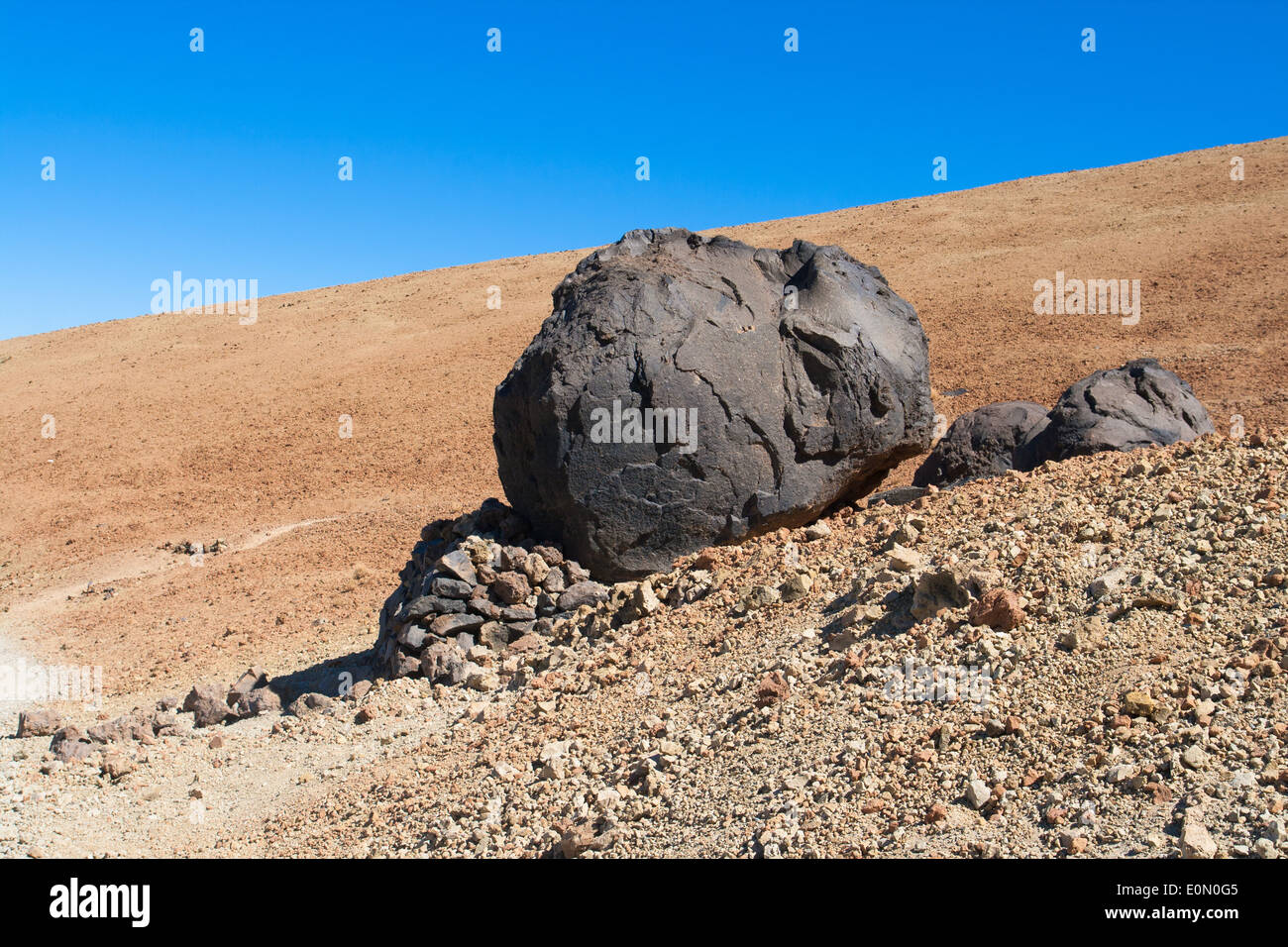 Bola de lava solidificada en las laderas del Monte Teide en Tenerife, España. Foto de stock