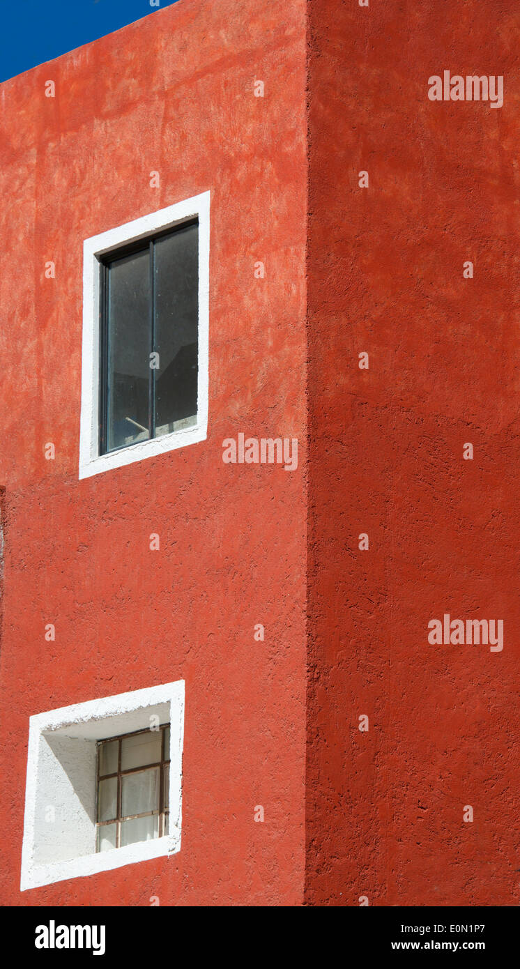 Casa pintada de rojo fotografías e imágenes de alta resolución - Alamy