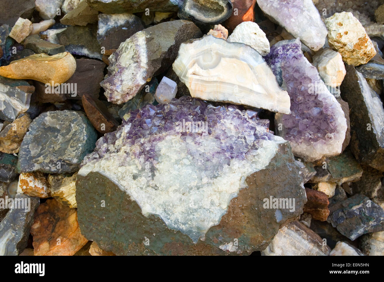 Áspero, piedras semi-preciosas, Compañía de Minas de Wanda, Wanda, Argentina Foto de stock