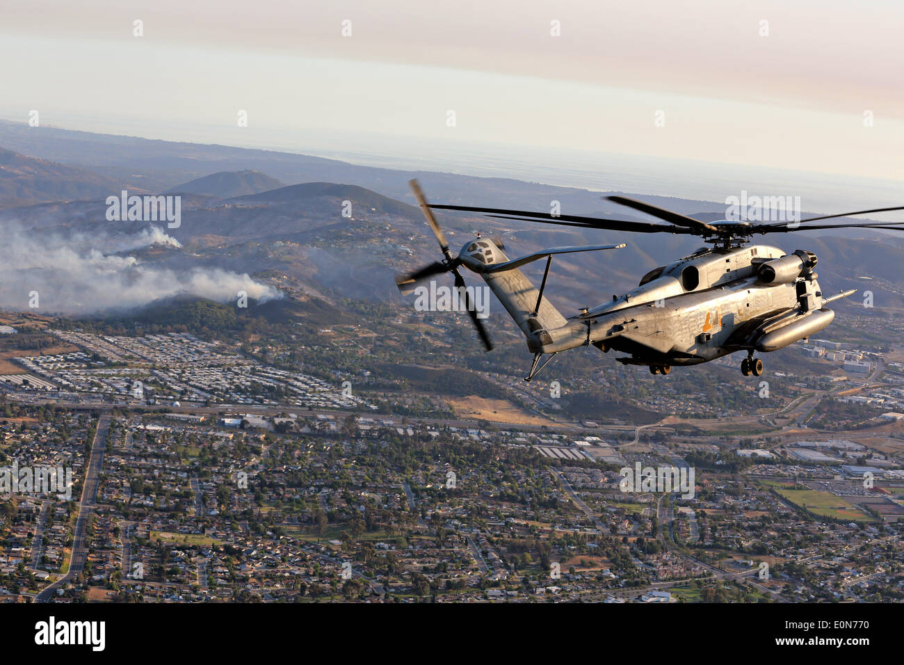 Un US Marine Corps tipo CH-53D Stallion Mar helicóptero se aproxima al Cocos wildfire para ayudar en la lucha contra incendios el 15 de mayo de 2014 en San Marcos, California. Las evacuaciones obligó a más de 13.000 personas de sus hogares, como el incendio quemó en todo el condado de San Diego. Foto de stock