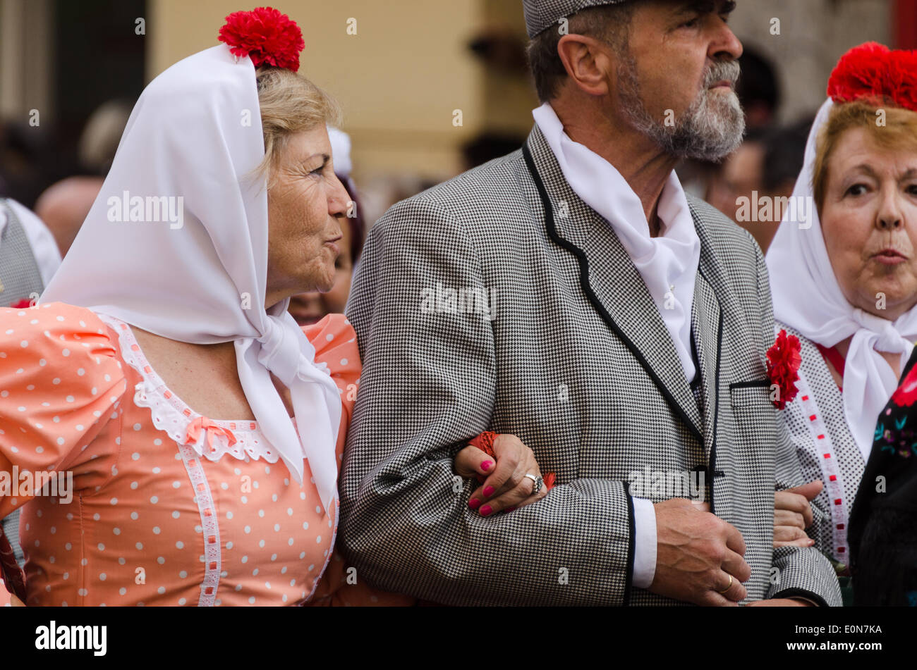 Cerebro Centralizar Apto Dos mujeres en trajes de chulapa vinculando los brazos con un hombre vestido  de chulapo, Fiesta de San Isidro, Madrid Fotografía de stock - Alamy
