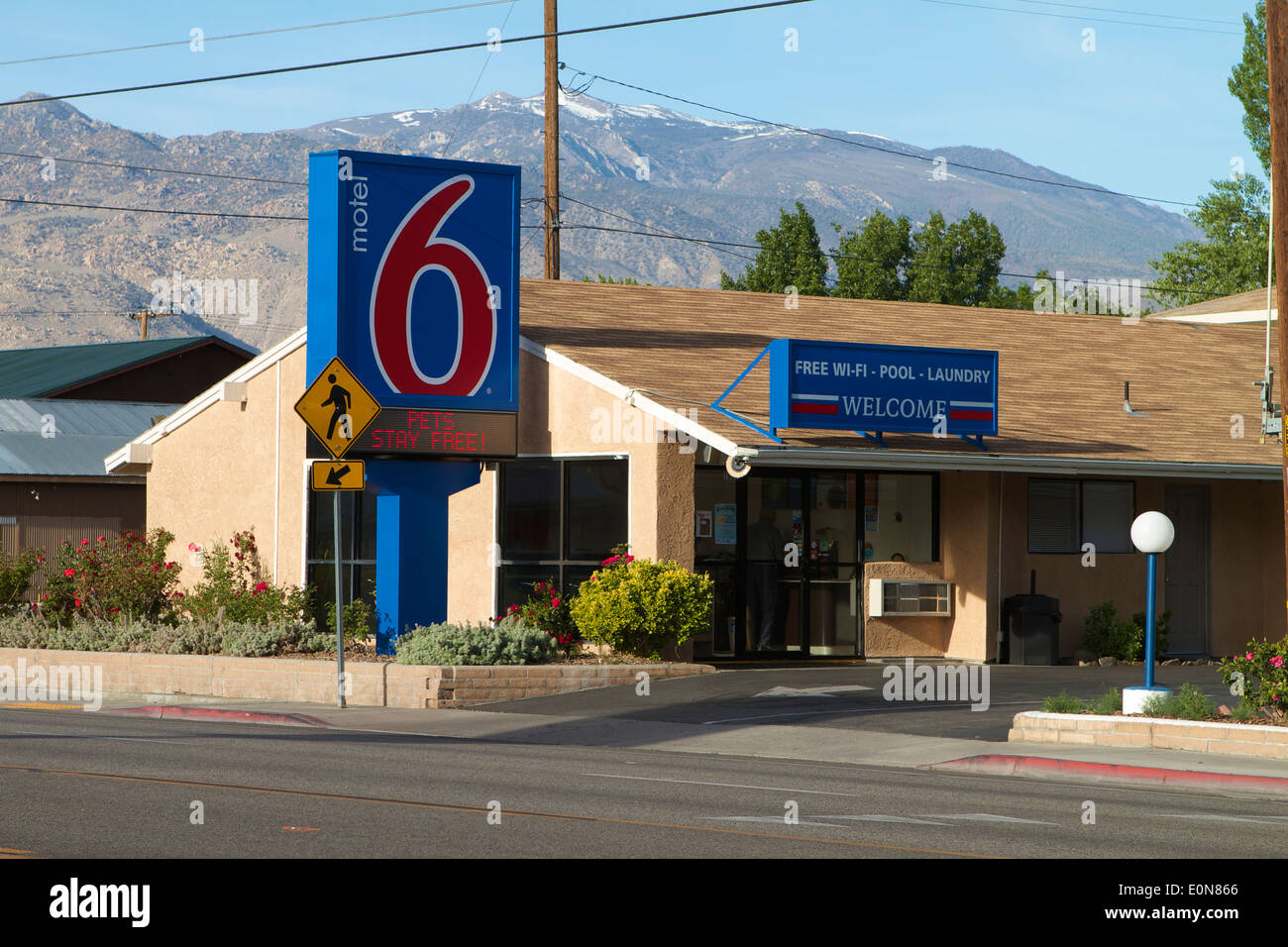 Motel 6 signo fuera una ubicación en el obispo de California Foto de stock