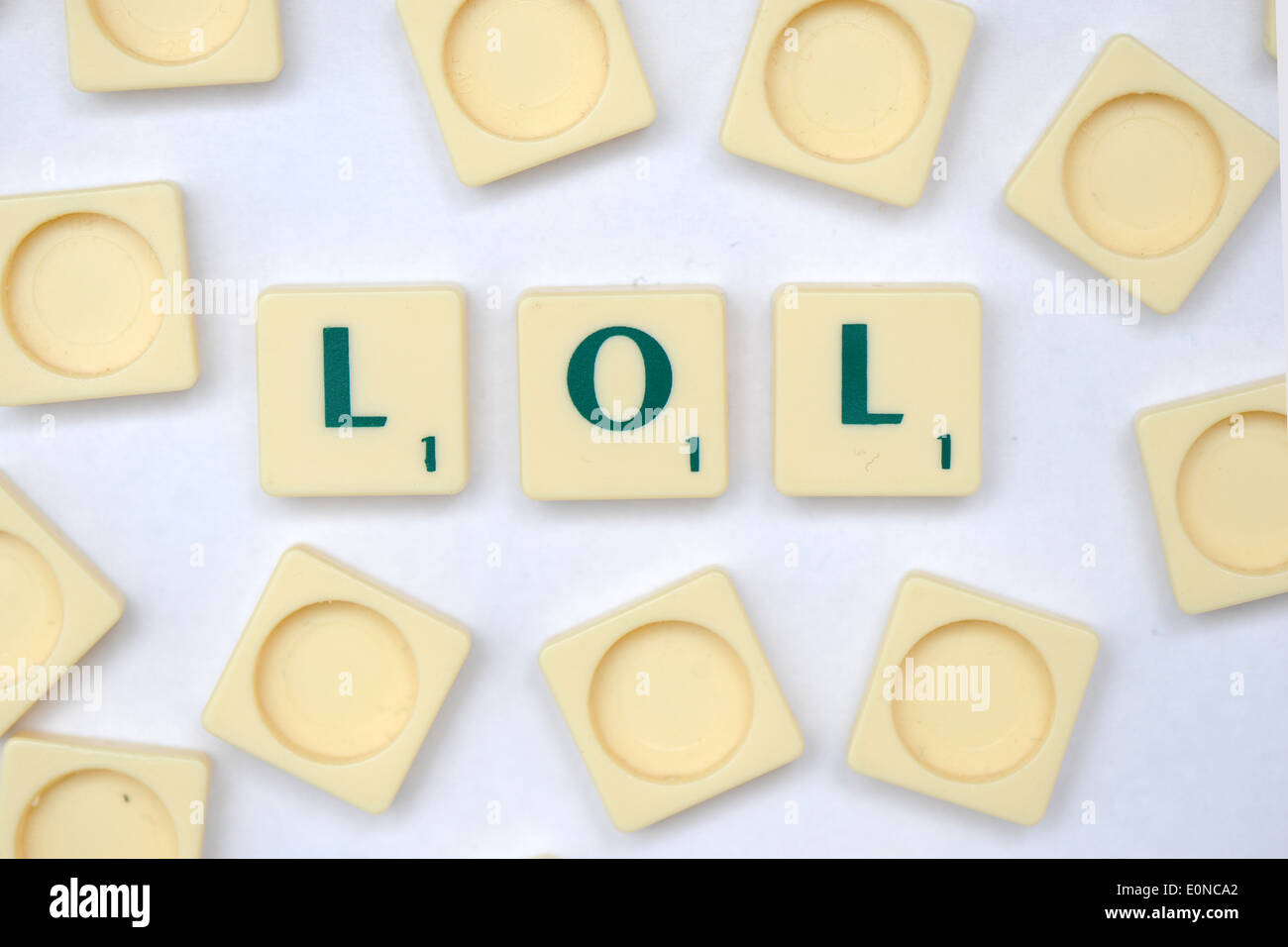 Scrabble azulejos leyendo las palabras LOL (risas). Foto de stock