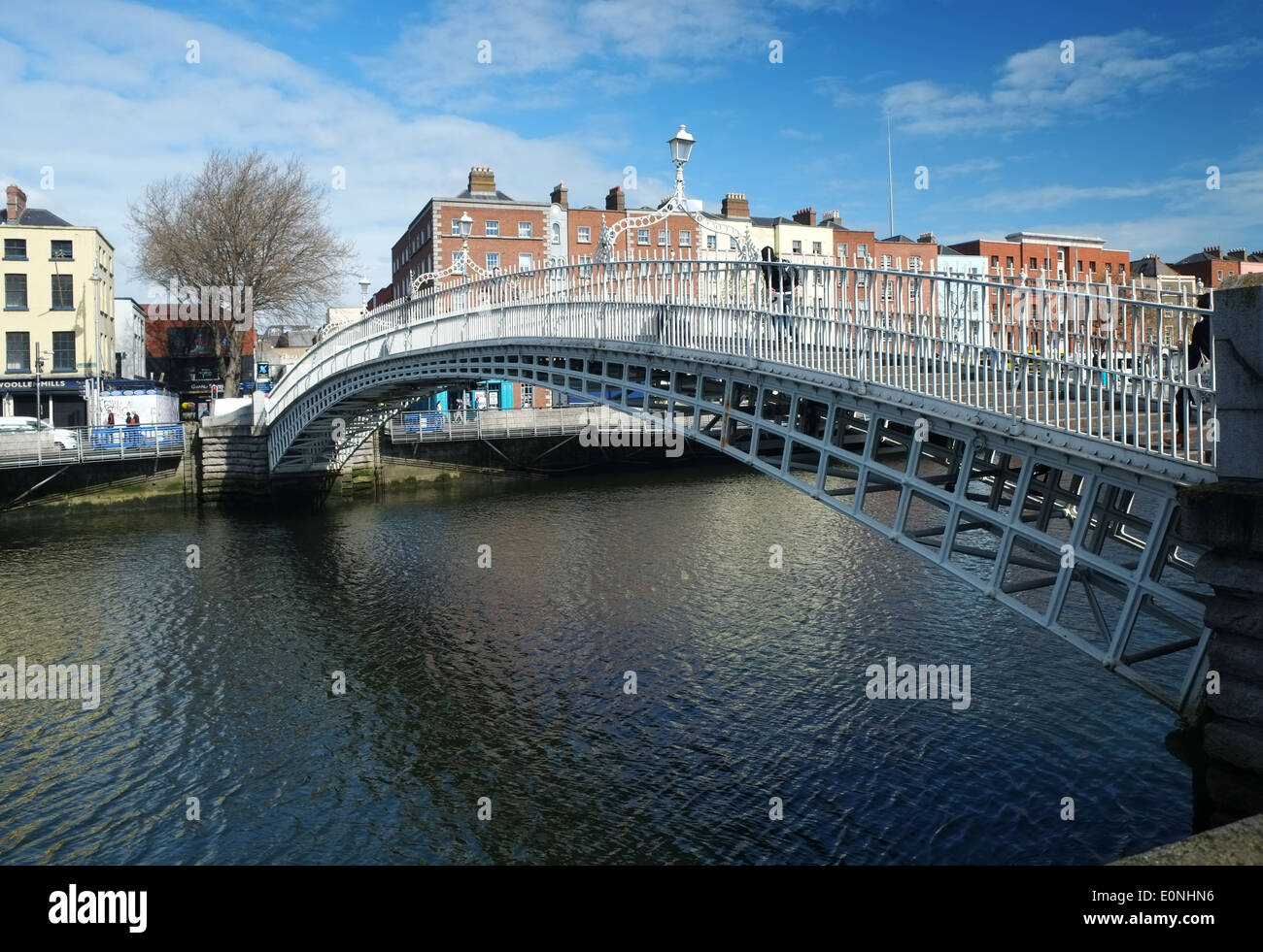 Puente Ha'penique Río Liffey Dublín Irlanda Foto de stock