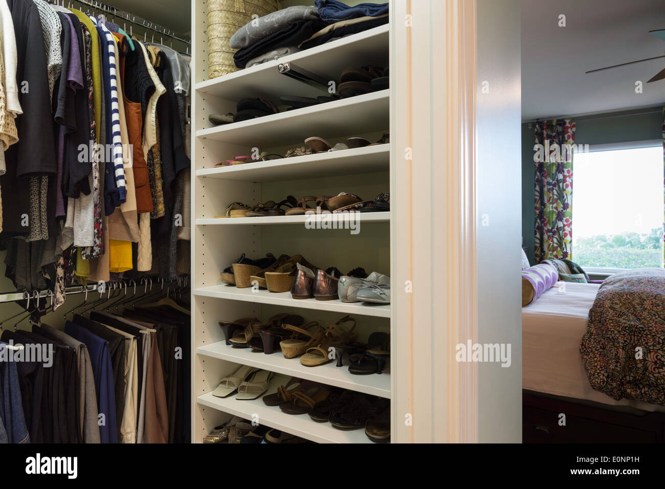 Un amplio y bien organizado walk-in closet con una variedad de