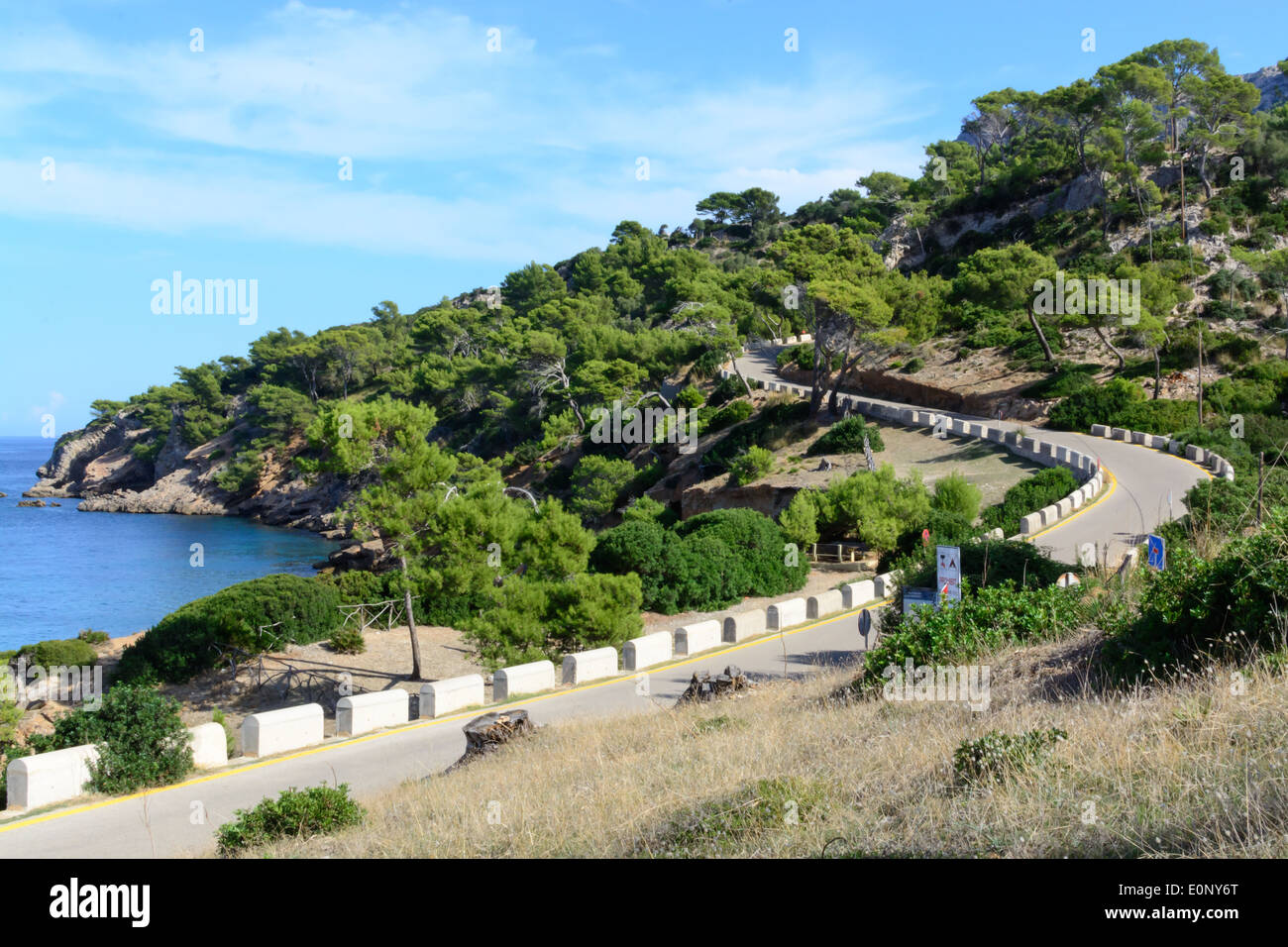 Una curva en forma de S en el verde paisaje de la península de Alcudia, Mallorca. Mallorca, Islas Baleares, España en octubre. Foto de stock