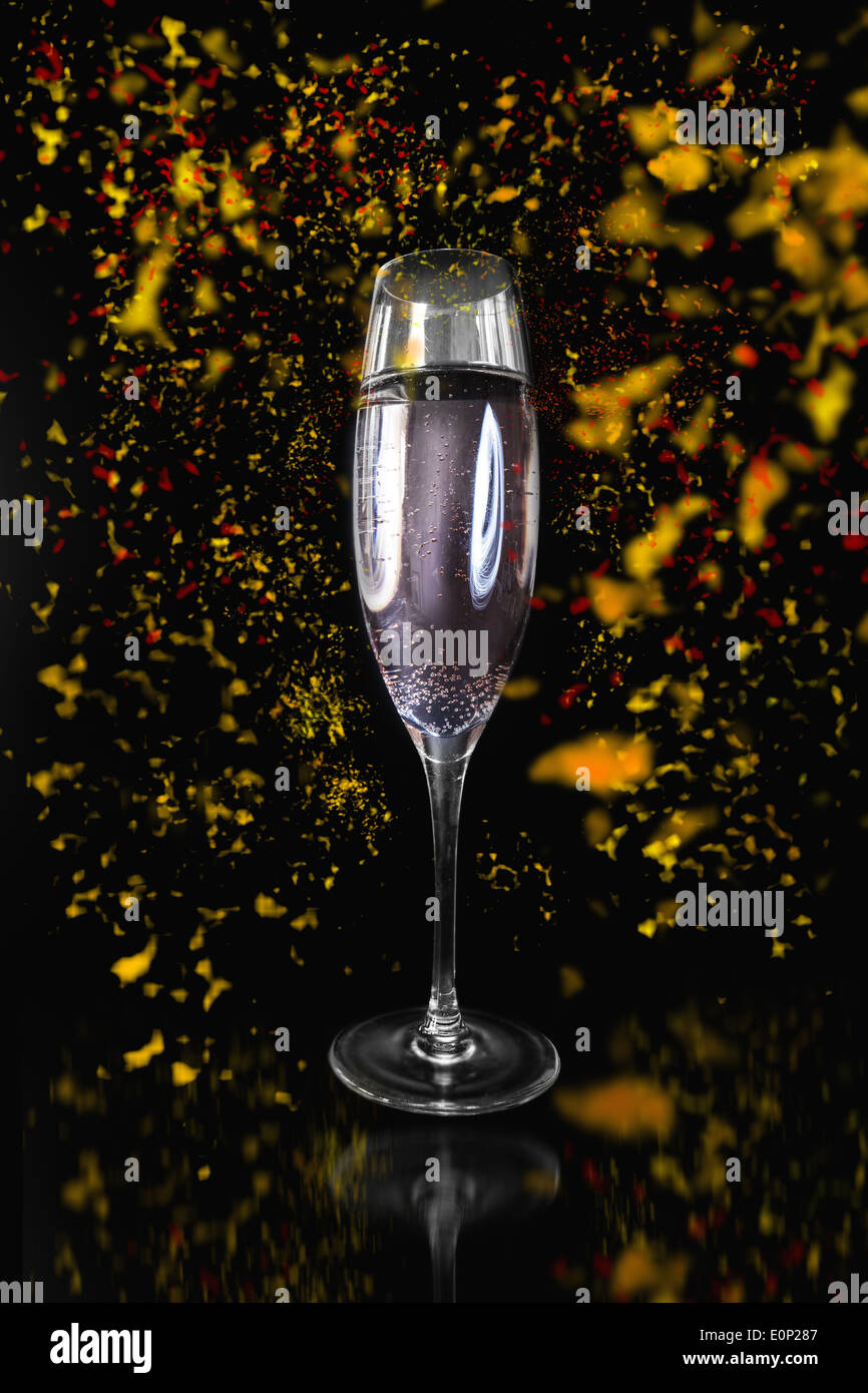 Flauta de Champagne rodeado de confeti Foto de stock