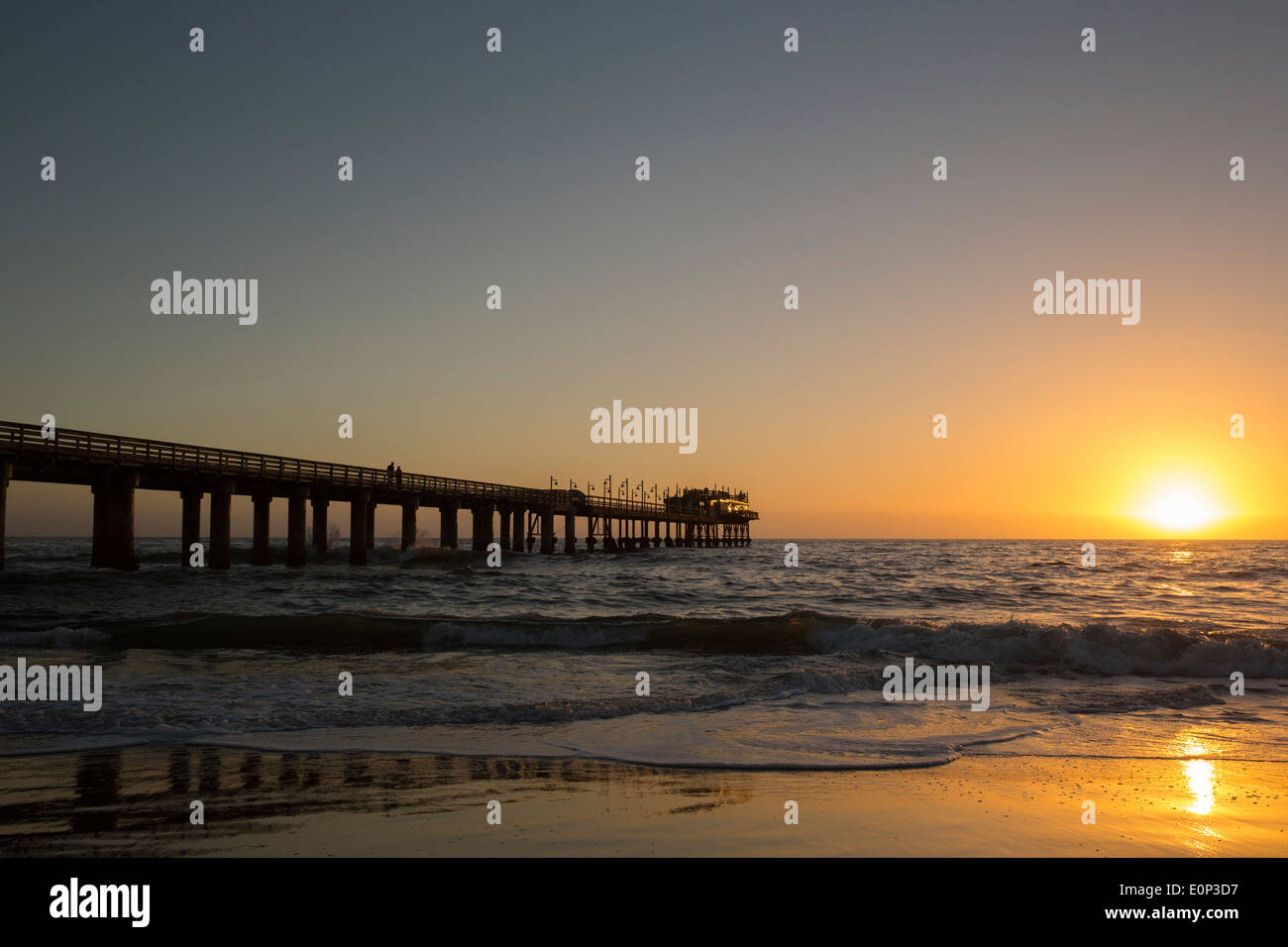 Atardecer en Swakopmund, embarcadero y océano Atlántico Foto de stock