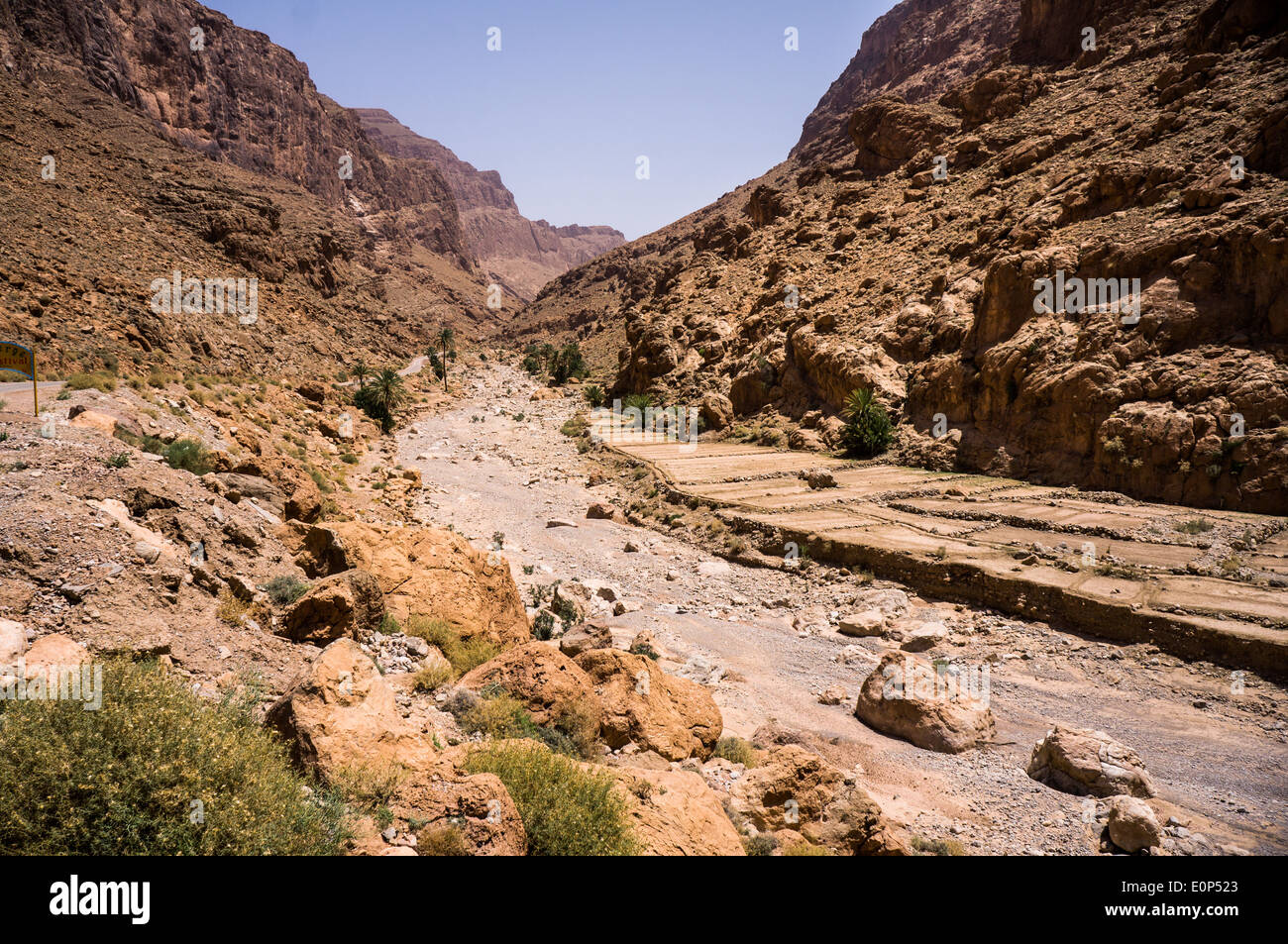 Las plantaciones y el lecho seco del río en las gargantas de Todra cerca de Tinehir en el Alto Atlas de Marruecos, África Foto de stock