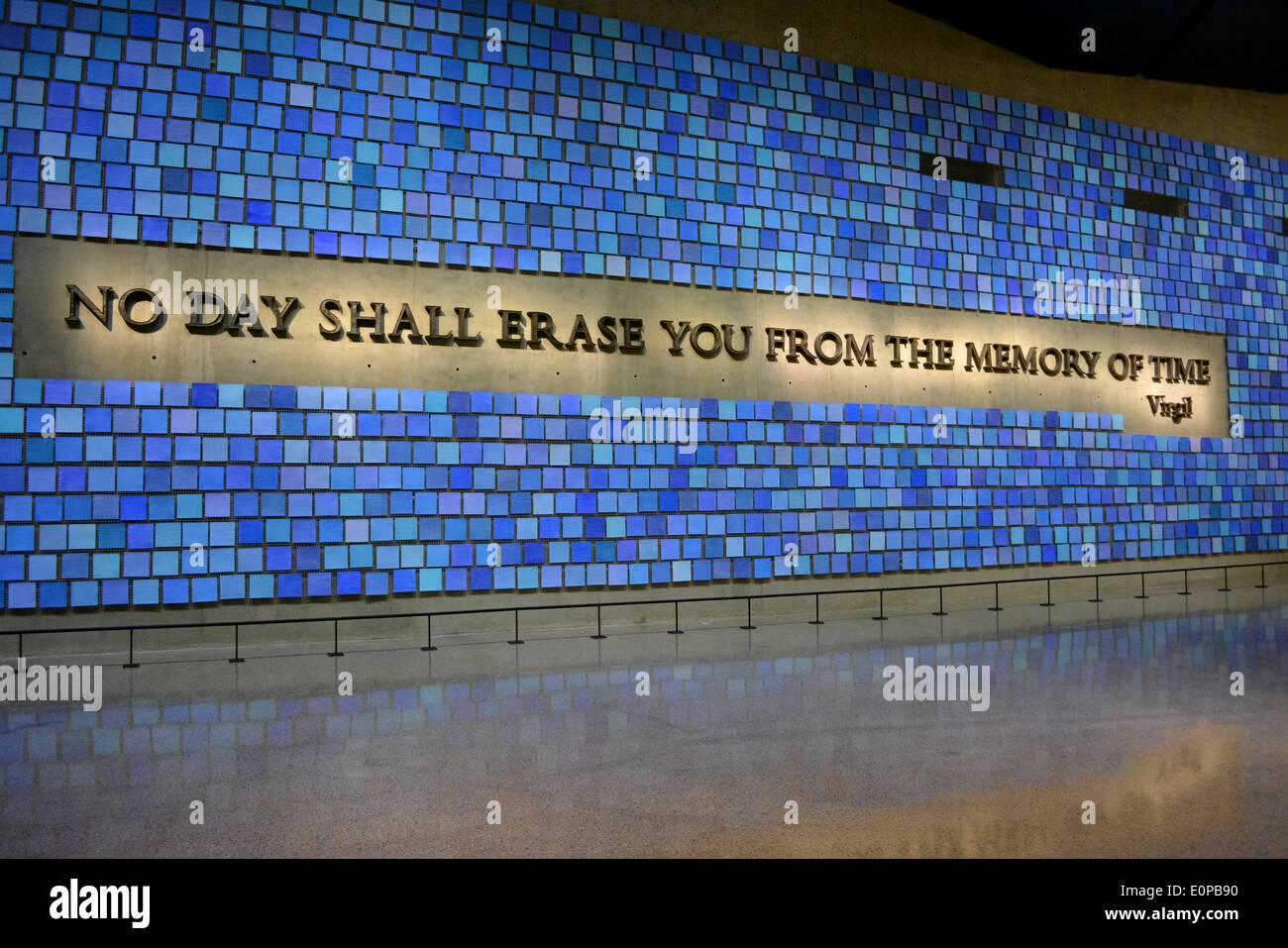 Nueva York, NY, EUA. 16 de mayo de 2014. Cita de Virgilio en el Memorial Hall en el recién inaugurado Museo de 9/11 en la Zona Cero de Nueva York. Crédito: Christopher Penler/Alamy Live News Foto de stock