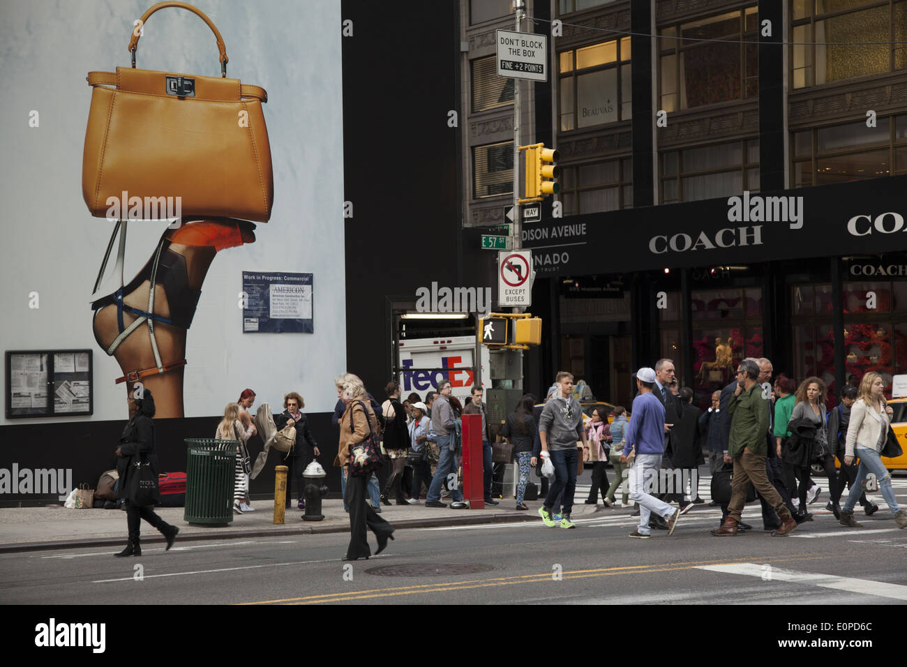 'High End', 'bigger than Life' la publicidad para los ricos en Madison Ave. y 57th St. en Manhattan, Ciudad de Nueva York. Foto de stock