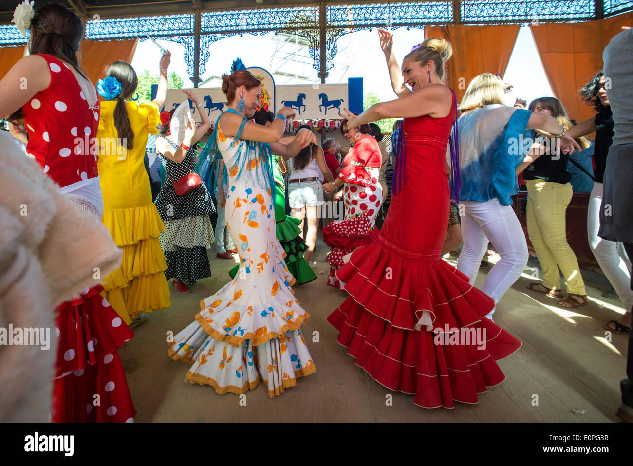 Jerez de la Frontera, España, 17 de mayo de 2014: Las mujeres con vestido  de gitana, baile flamenco en la feria de Jerez. Crédito: Kiko Jiménez/Alamy  Live News Fotografía de stock - Alamy