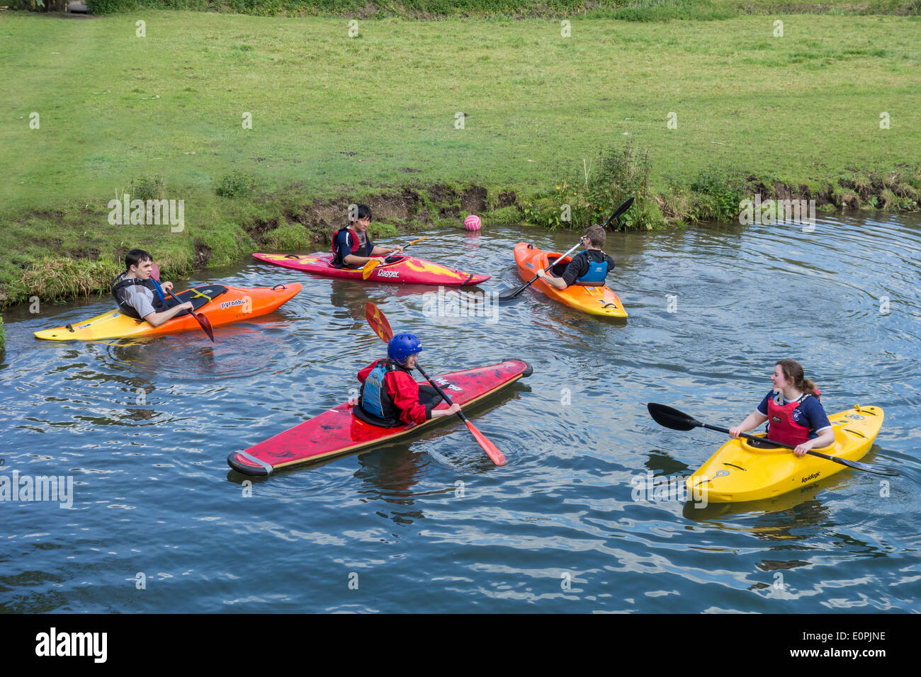 Kyakers practicar en el río Cam Cambridge Foto de stock